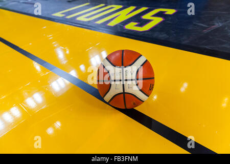 London, UK. 8. Januar 2016. Ein Basketball liegt nach wie vor für ein paar Sekunden nur, während ein Time-Out at the London Lions vs. Leicester Riders BBL Pokal spielen in der Kupfer-Box-Arena im Olympiapark. Leicester-Fahrer gewinnen 71-50 Credit: Imageplotter News und Sport/Alamy Live News Stockfoto