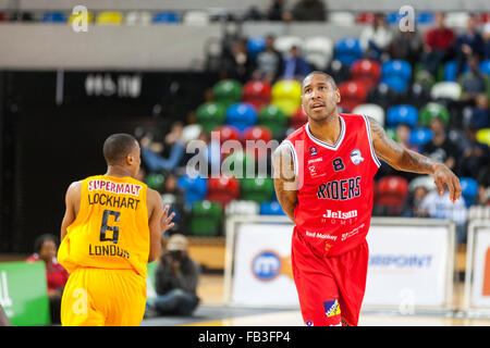 London, UK. 8. Januar 2016. Leicester Riders Spieler und Team UK Kapitän Andrew "Zog" Sullivan, der ist auch der ehemalige London Lions-Kapitän (Saison 2014/15), Uhren seines Wurfes während der London Lions vs. Leicester Riders BBL Pokal-Spiel in der Kupfer-Box-Arena im Olympiapark. Leicester-Fahrer gewinnen 71-50 Credit: Imageplotter News und Sport/Alamy Live NewsDre Stockfoto