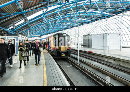 Pendler verlassen den South Western Train an der London Waterloo Station, Waterloo, Southwark, London, SE1, England, Großbritannien Stockfoto