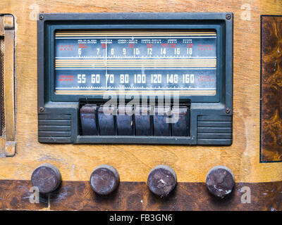 Vintage Radio wählt Kontrollen und Innenleben Stockfoto