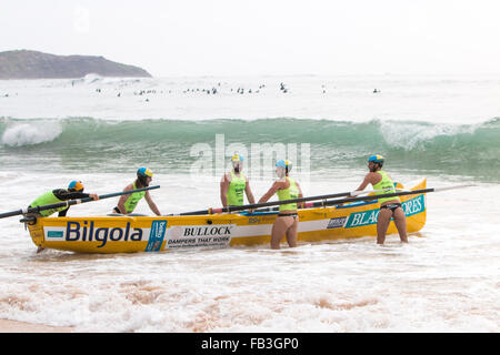 Sydney, Australien. 9. Januar 2016. Bilgola Mens team bei Ocean Thunder Elite pro Herren- und Damenmode Surf Boot Rennen in Dee warum Beach, Sydney, dies ist Runde 3 und Teams aus Bilgola, Freshwater, Collaroy, Dee Why, Batemans Bay, Bondi und viele andere Kredit beinhaltet: model10/Alamy Live-Nachrichten Stockfoto