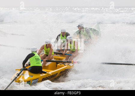 Sydney, Australien. 9. Januar 2016. Ozean-Thunder Elite pro Herren- und Damenmode Surf Boot Rennen in Dee warum Beach, Sydney, dies ist Runde 3 und Teams aus Bilgola, Freshwater, Collaroy, Dee Why, Batemans Bay, Bondi und viele andere Kredit beinhaltet: model10/Alamy Live-Nachrichten Stockfoto