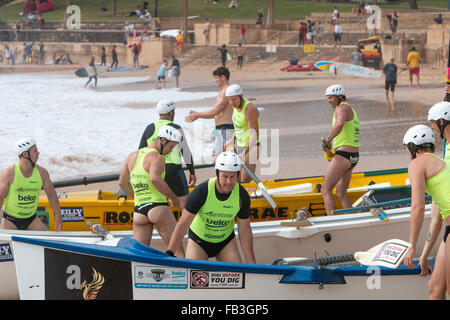 Sydney, Australien. 9. Januar 2016. Ozean-Thunder Elite pro Herren- und Damenmode Surf Boot Rennen in Dee warum Beach, Sydney, dies ist Runde 3 und Teams aus Bilgola, Freshwater, Collaroy, Dee Why, Batemans Bay, Bondi und viele andere Kredit beinhaltet: model10/Alamy Live-Nachrichten Stockfoto