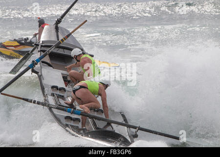 Sydney, Australien. 9. Januar 2016. Ozean-Thunder Elite pro Herren- und Damenmode Surf Boot Rennen in Dee warum Beach, Sydney, dies ist Runde 3 und Teams aus Bilgola, Freshwater, Collaroy, Dee Why, Batemans Bay, Bondi und viele andere Kredit beinhaltet: model10/Alamy Live-Nachrichten Stockfoto