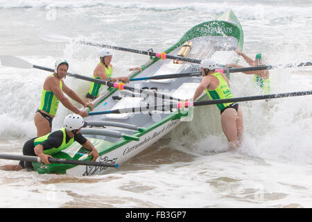 Sydney, Australien. 9. Januar 2016. Ozean-Thunder Elite pro Herren- und Damenmode Surf Boot Rennen in Dee warum Beach, Sydney, dies ist Runde 3 und Teams aus Bilgola, Freshwater, Collaroy, Dee Why, Batemans Bay, Bondi und viele andere Kredit beinhaltet: model10/Alamy Live-Nachrichten Stockfoto