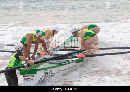 Sydney, Australien. 9. Januar 2016. Ozean-Thunder Elite pro Herren- und Damenmode Surf Boot Rennen in Dee warum Beach, Sydney, dies ist Runde 3 und Teams aus Bilgola, Freshwater, Collaroy, Dee Why, Batemans Bay, Bondi und viele andere Kredit beinhaltet: model10/Alamy Live-Nachrichten Stockfoto