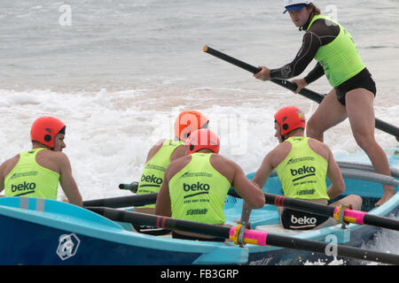 Sydney, Australien. 9. Januar 2016. Ozean-Thunder Elite pro Herren- und Damenmode Surf Boot Rennen in Dee warum Beach, Sydney, dies ist Runde 3 und Teams aus Bilgola, Freshwater, Collaroy, Dee Why, Batemans Bay, Bondi und viele andere Kredit beinhaltet: model10/Alamy Live-Nachrichten Stockfoto