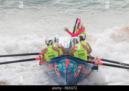 Sydney, Australien. 9. Januar 2016. Ozean-Thunder Elite pro Herren- und Damenmode Surf Boot Rennen in Dee warum Beach, Sydney, dies ist Runde 3 und Teams aus Bilgola, Freshwater, Collaroy, Dee Why, Batemans Bay, Bondi und viele andere Kredit beinhaltet: model10/Alamy Live-Nachrichten Stockfoto