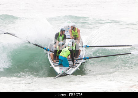 Sydney, Australien. 9. Januar 2016. Ozean-Thunder Elite pro Herren- und Damenmode Surf Boot Rennen in Dee warum Beach, Sydney, dies ist Runde 3 und Teams aus Bilgola, Freshwater, Collaroy, Dee Why, Batemans Bay, Bondi und viele andere Kredit beinhaltet: model10/Alamy Live-Nachrichten Stockfoto