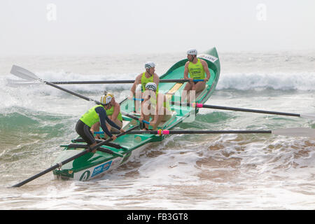 Sydney, Australien. 9. Januar 2016. Ozean-Thunder Elite pro Herren- und Damenmode Surf Boot Rennen in Dee warum Beach, Sydney, dies ist Runde 3 und Teams aus Bilgola, Freshwater, Collaroy, Dee Why, Batemans Bay, Bondi und viele andere Kredit beinhaltet: model10/Alamy Live-Nachrichten Stockfoto