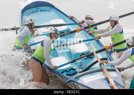 Sydney, Australien. 9. Januar 2016. Ozean-Thunder Elite pro Herren- und Damenmode Surf Boot Rennen in Dee warum Beach, Sydney, dies ist Runde 3 und Teams aus Bilgola, Freshwater, Collaroy, Dee Why, Batemans Bay, Bondi und viele andere Kredit beinhaltet: model10/Alamy Live-Nachrichten Stockfoto