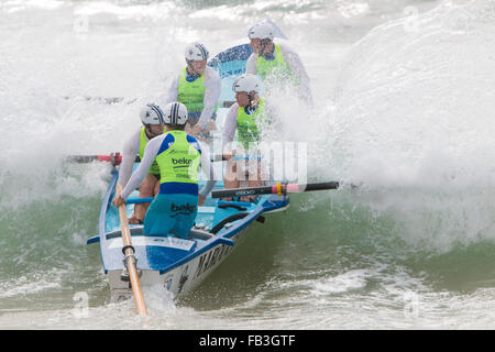 Sydney, Australien. 9. Januar 2016. Ozean-Thunder Elite pro Herren- und Damenmode Surf Boot Rennen in Dee warum Beach, Sydney, dies ist Runde 3 und Teams aus Bilgola, Freshwater, Collaroy, Dee Why, Batemans Bay, Bondi und viele andere Kredit beinhaltet: model10/Alamy Live-Nachrichten Stockfoto