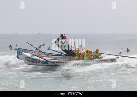 Sydney, Australien. 9. Januar 2016. Kollision Sturz während dem Ozean Thunder Elite pro Herren- und Damenmode Surf Boot Rennen in Dee warum Beach, Sydney, dies ist Runde 3 und Teams aus Bilgola, Freshwater, Collaroy, Dee Why, Batemans Bay, Bondi und viele andere Kredit beinhaltet: model10/Alamy Live-Nachrichten Stockfoto