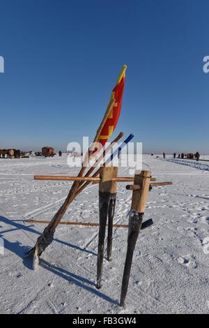 (160109)--SONGYUAN, 9. Januar 2016 (Xinhua)--Werkzeuge der Fischer auf den Chagan See in Songyuan City, Nordost-China Jilin Province, 8. Januar 2016 zu sehen sind. Chagan See, der zum traditionellen Winter Angeln, die bis in prähistorische Zeiten zurückreicht bekannt ist, ist der einzige Ort, der die älteste mongolische Fangmethode speichert. Während der jährlichen Winter Angeln stattfindende Festival ist um zu erinnern, die alte Winter Fischertradition, Fischer zunächst viele Bohrungen durch das dicke Eis und dann ein Netz unter dem Eis. Das Netz wird schließlich von einem Pferd-Zeichnung Winde herausgezogen. Der See gesetzt einen Guinness Stockfoto