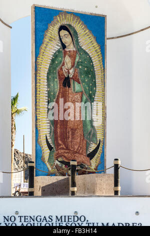 wunderschönen farbenprächtigen roten grünen freistehende Goldmosaik Panel Jungfrau von Guadalupe geschützt draußen unter Bogen alten Hafengebiet Stockfoto