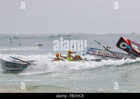 Sydney, Australien. 9. Januar 2016. Ozean-Thunder Elite pro Herren- und Damenmode Surf Boot Rennen in Dee warum Beach, Sydney, dies ist Runde 3 und Teams aus Bilgola, Freshwater, Collaroy, Dee Why, Batemans Bay, Bondi und viele andere Kredit beinhaltet: model10/Alamy Live-Nachrichten Stockfoto