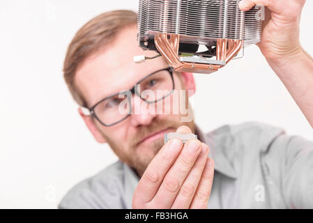 CPU und Kühler Installation. Stockfoto