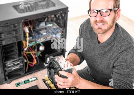 Computer-Techniker installiert Kühlsystem. Stockfoto