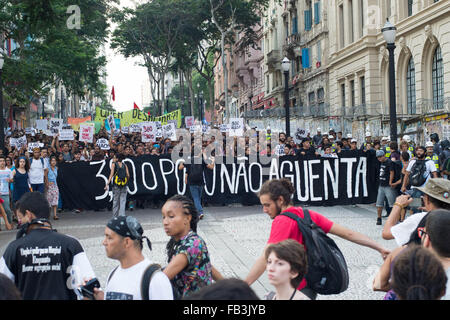 Sao Paulo, Brasilien. 8. Januar 2016. Tausende Menschen protestieren gegen die Erhöhung des ÖPNV-Tarif in Sao Paulo, Brasilien. Es ist die größte Ratenerhöhung in kürzester Zeit, 0,30 Cent pro Jahr. Bildnachweis: Alexandre Moreira/ZUMA Draht/Alamy Live-Nachrichten Stockfoto