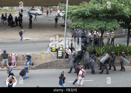 Sao Paulo, Brasilien. 8. Januar 2016. Tausende Menschen protestieren gegen die Erhöhung des ÖPNV-Tarif in Sao Paulo, Brasilien. Es ist die größte Ratenerhöhung in kürzester Zeit, 0,30 Cent pro Jahr. Bildnachweis: Alexandre Moreira/ZUMA Draht/Alamy Live-Nachrichten Stockfoto