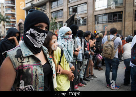 Sao Paulo, Brasilien. 8. Januar 2016. Tausende Menschen protestieren gegen die Erhöhung des ÖPNV-Tarif in Sao Paulo, Brasilien. Es ist die größte Ratenerhöhung in kürzester Zeit, 0,30 Cent pro Jahr. Bildnachweis: Alexandre Moreira/ZUMA Draht/Alamy Live-Nachrichten Stockfoto