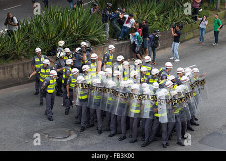 Sao Paulo, Brasilien. 8. Januar 2016. Ein Mann von der Polizei verwundet wird von Passanten gerettet, während einer Protestaktion gegen die Erhöhung der ÖPNV-Tarif in Sao Paulo, Brasilien-Credit: Alexandre Moreira/ZUMA Draht/Alamy Live News Stockfoto