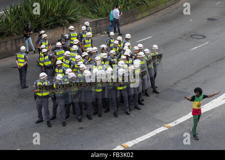 Sao Paulo, Brasilien. 8. Januar 2016. Mann versucht, Polizisten aus dem Stein Angriff von Demonstranten während Akt gegen die Erhöhung der ÖPNV-Tarif in Sao Paulo, Brasilien zu schützen. Bildnachweis: Alexandre Moreira/ZUMA Draht/Alamy Live-Nachrichten Stockfoto