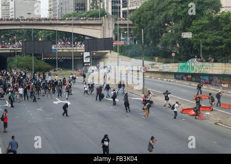 Sao Paulo, Brasilien. 8. Januar 2016. Tausende Menschen protestieren gegen die Erhöhung des ÖPNV-Tarif in Sao Paulo, Brasilien. Es ist die größte Ratenerhöhung in kürzester Zeit, 0,30 Cent pro Jahr. Bildnachweis: Alexandre Moreira/ZUMA Draht/Alamy Live-Nachrichten Stockfoto