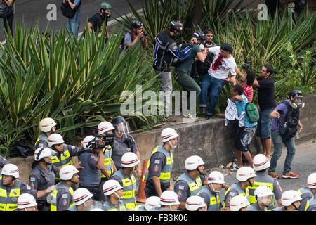 Sao Paulo, Brasilien. 8. Januar 2016. Ein Mann von der Polizei verwundet wird von Passanten gerettet, während einer Protestaktion gegen die Erhöhung der ÖPNV-Tarif in Sao Paulo, Brasilien-Credit: Alexandre Moreira/ZUMA Draht/Alamy Live News Stockfoto