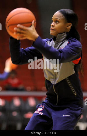 Houston, TX, USA. 8. Januar 2016. Connecticut Huskies Wache Moriah Jefferson (4) erwärmt sich vor der NCAA Frauen-Basketball-Spiel zwischen Houston und Connecticut aus Hofheinz Pavilion in Houston, TX. Kredit-Bild: Erik Williams/Cal Sport Media/Alamy Live News Stockfoto