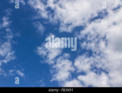 klarer blauen Himmel in den flauschigen Wolken Textur Stockfoto