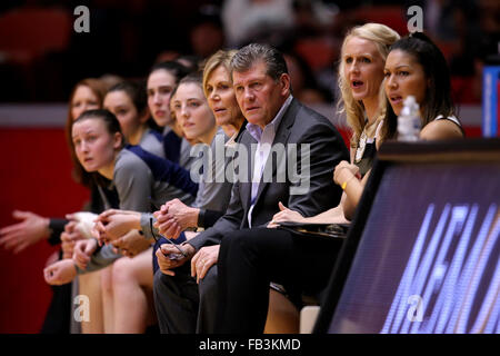 Houston, TX, USA. 8. Januar 2016. Connecticut Huskies Cheftrainer Geno Auriemma beobachtet Aktion von der Bank bei der NCAA Frauen-Basketball-Spiel zwischen Houston und Connecticut aus Hofheinz Pavilion in Houston, TX. Kredit-Bild: Erik Williams/Cal Sport Media/Alamy Live News Stockfoto