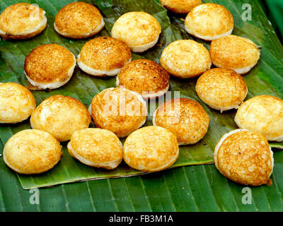 Süß und pikant gegrillt Kokosreis warme Semmeln, Kokos-Reis-Kuchen, asiatische Dessert, Thai, Thailand, Luang Prabang, Laos Stockfoto