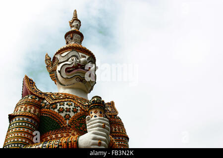 gigantische Statue im Tempel der Morgenröte in Bangkok. Stockfoto