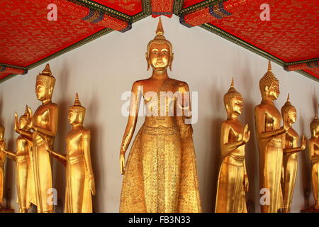 Goldene Buddha-Statue im Wat Pho in Bangkok. Stockfoto