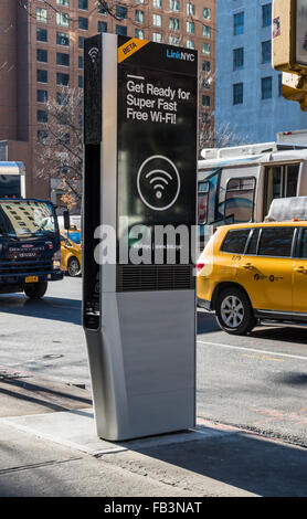 Die ersten neu vorgestellte LinkNYC kostenloses Wifi Kiosk in New York City bietet Internet und Telefon kostenlos aufladen. Stockfoto