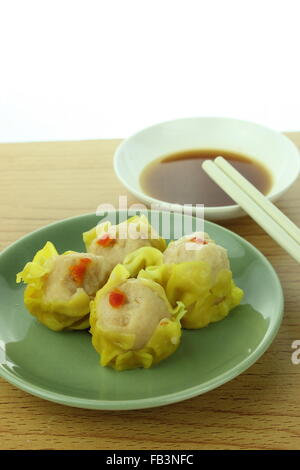 Shumai, Siu Mai - chinesische gedämpfte Kartoffelknödel mit sauce Stockfoto