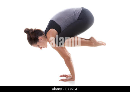 Sportliches Yoga Mädchen auf weißem Hintergrund tun handstand Stockfoto