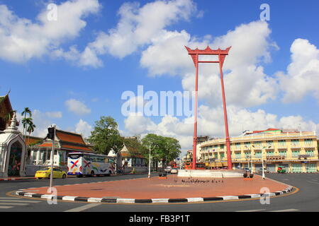 Riesenschaukel ist eine religiöse Bauwerk in Bangkok. Das Hotel liegt vor Wat Suthat Tempel. Stockfoto