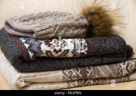 Zwei gefalteten Winter Pullover und Wollmütze mit Bubo übersichtlich auf einander Stockfoto