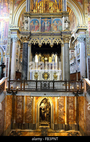 Das Mittelschiff der Basilika von Saint John Lateran Kirche in Rom Italien Stockfoto