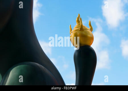 Bronze-Skulptur von Fox mit geschmückten Rute in Fushimi Inari Schrein, Kyoto, Japan Stockfoto