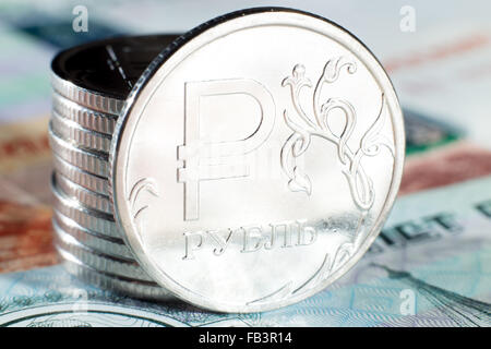 Ein Rubel auf russische Papier Banknoten stehen mehrere Metallmünzen Stockfoto