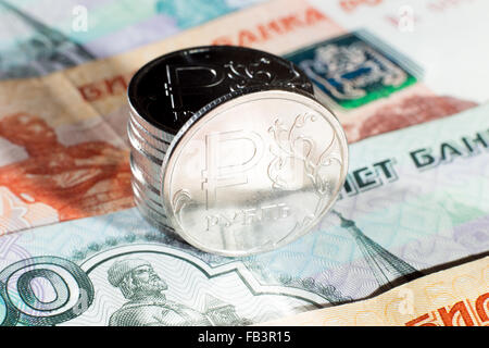 Ein Rubel auf russische Papier Banknoten stehen mehrere Metallmünzen Stockfoto