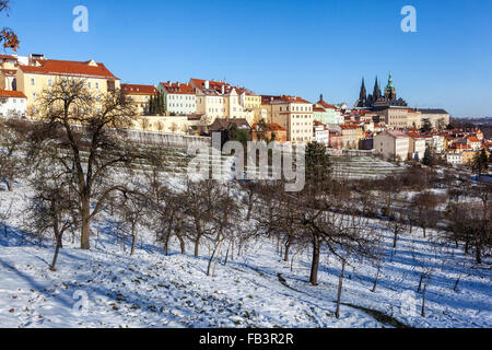 Winter Prag Schnee untergeht unter dem Petrin Hügel mit Blick auf die Prager Burg Hradcany Stadt Stockfoto