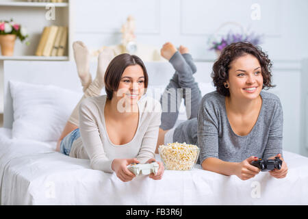 Schwestern spielen von Videospielen. Stockfoto