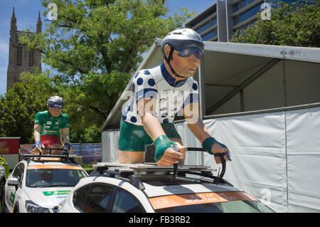 Adelaide, Australien. 9. Januar 2016. Riesige Skulpturen von Radfahrern montiert auf Tour Down Under Dienstwagen vor das Radrennen rund um Adelaide, die am 16. Januar beginnt Credit: Amer Ghazzal/Alamy Live-Nachrichten Stockfoto