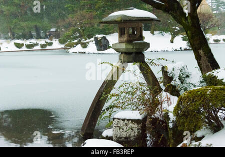 Kenrokuen Garten bedeckt mit Schnee, Kanazawa, Präfektur Ishikawa, Japan Stockfoto