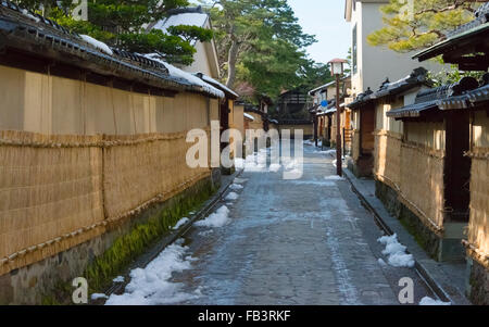 Samurai-Residenzen in Nagamachi Samurai District, Wand mit Strohmatte geschützt, während des Winters, Kanazawa, Ishikawa, Japan Stockfoto