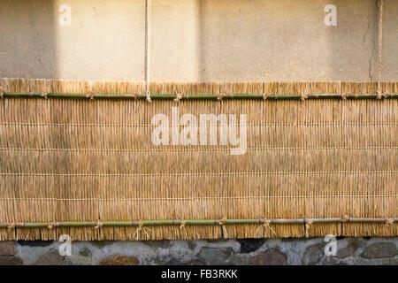 Samurai-Residenzen in Nagamachi Samurai District, Wand mit Strohmatte geschützt, während des Winters, Kanazawa, Ishikawa, Japan Stockfoto